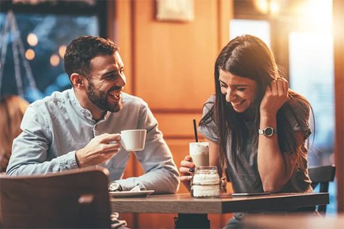 Buổi hẹn đầu tiên nên nói chuyện gì để thu hút?